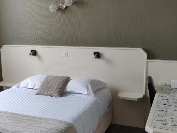 Logis Hôtel Les Bleuets : photo 9 de la chambre chambre double standard côté jardin