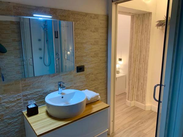 Affittacamere Virginia's Rooms : photo 4 de la chambre chambre double deluxe avec douche