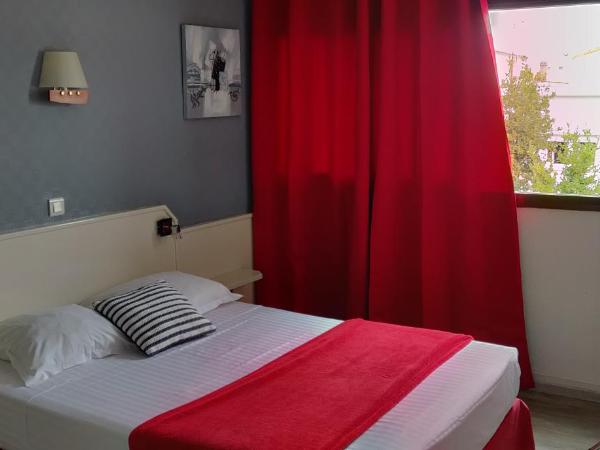 Logis Hôtel Les Bleuets : photo 5 de la chambre chambre double standard côté jardin
