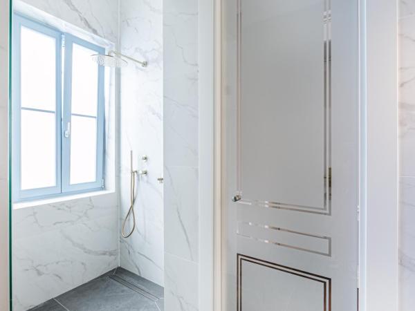 A77 Suites : photo 10 de la chambre suite Élégante - vue partielle sur acropole