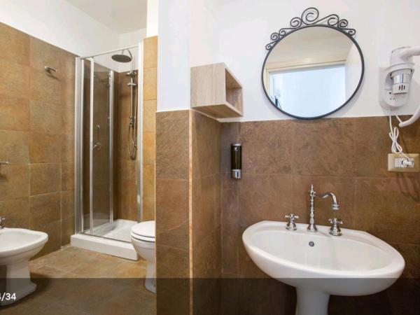 Let's B&B : photo 1 de la chambre chambre triple avec salle de bains privative