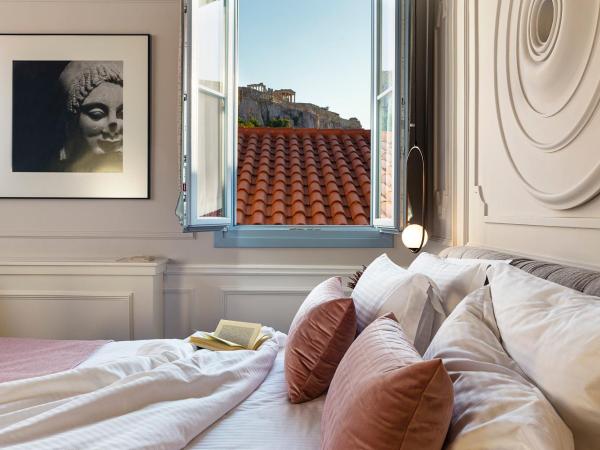 A77 Suites : photo 2 de la chambre suite typique avec jacuzzi privé - vue sur acropole