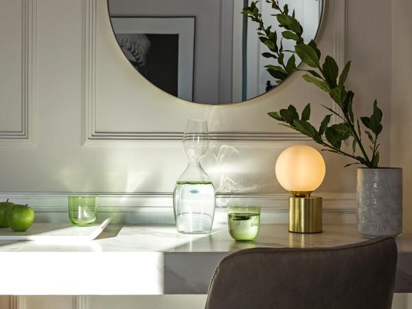 A77 Suites : photo 10 de la chambre suite typique avec jacuzzi privé - vue sur acropole