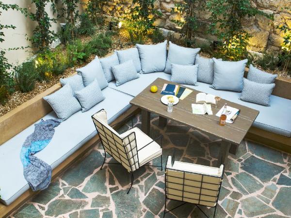 A77 Suites : photo 2 de la chambre suite avec cour