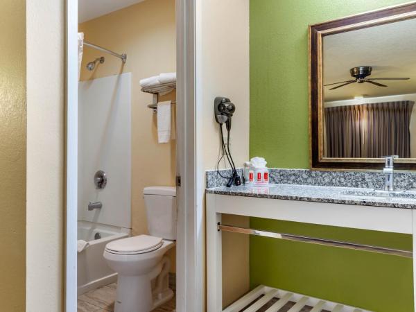 Econo Lodge West - Coors Blvd : photo 2 de la chambre chambre lit king-size - non-fumeurs