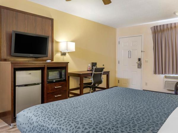 Econo Lodge West - Coors Blvd : photo 4 de la chambre chambre lit king-size - non-fumeurs