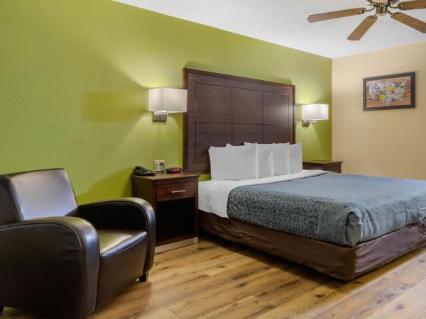 Econo Lodge West - Coors Blvd : photo 5 de la chambre chambre lit king-size - non-fumeurs