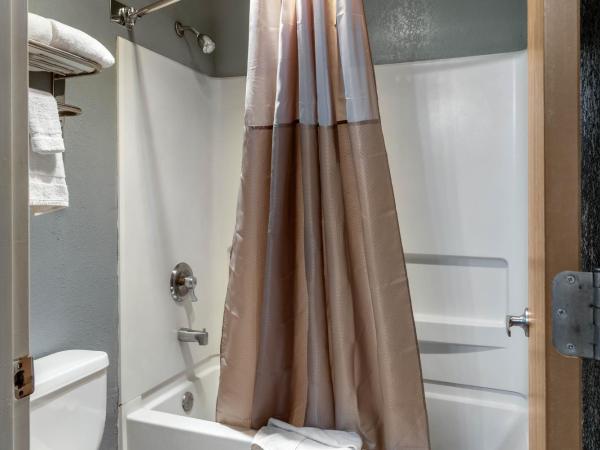 Econo Lodge West - Coors Blvd : photo 5 de la chambre chambre 2 lits queen-size - non-fumeurs