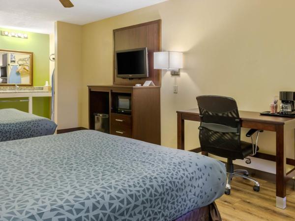 Econo Lodge West - Coors Blvd : photo 4 de la chambre chambre avec 2 grands lits queen-size