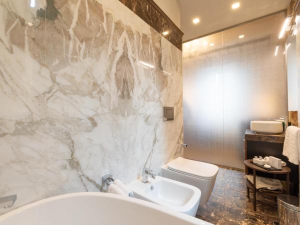 Donati Luxury Tower Suites : photo 3 de la chambre leonardo - deluxe king suite with duomo view