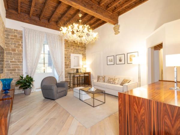 Donati Luxury Tower Suites : photo 2 de la chambre michelangelo - suite with private jacuzzi® with partial duomo view