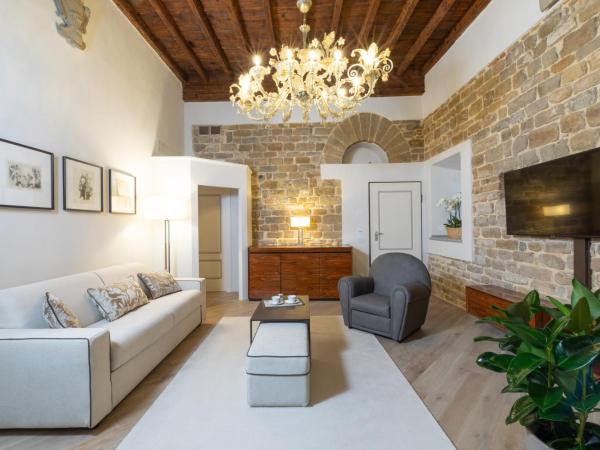 Donati Luxury Tower Suites : photo 4 de la chambre michelangelo - suite with private jacuzzi® with partial duomo view