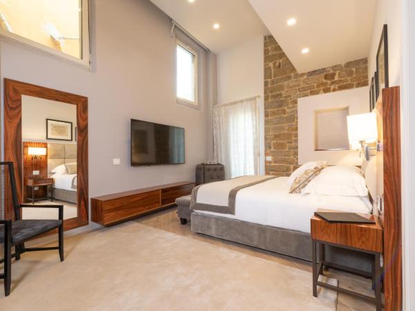 Donati Luxury Tower Suites : photo 2 de la chambre michelangelo - suite with private jacuzzi® with partial duomo view