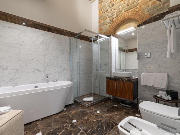 Donati Luxury Tower Suites : photo 1 de la chambre raffaello - deluxe suite duomo view with spa bath
