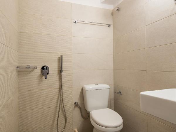 Orpheas Rooms : photo 3 de la chambre chambre triple Économique - demi sous-sol