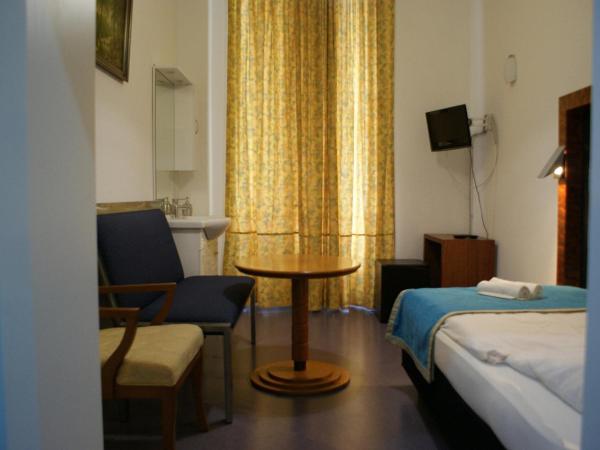 Hotel Garni Aaberna : photo 4 de la chambre chambre simple avec salle de bains commune