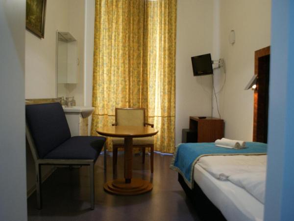 Hotel Garni Aaberna : photo 1 de la chambre chambre simple avec salle de bains commune