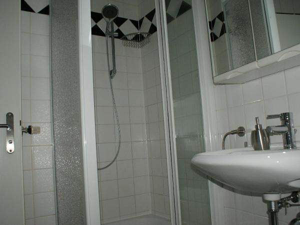 Hotel Garni Aaberna : photo 3 de la chambre chambre simple avec salle de bains commune