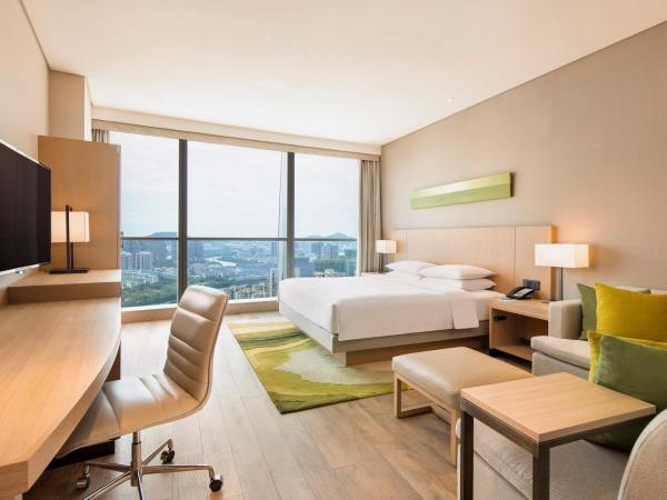 Hyatt Place Sanya City Center : photo 5 de la chambre chambre lit king-size avec canapé-lit et vue sur la piscine 