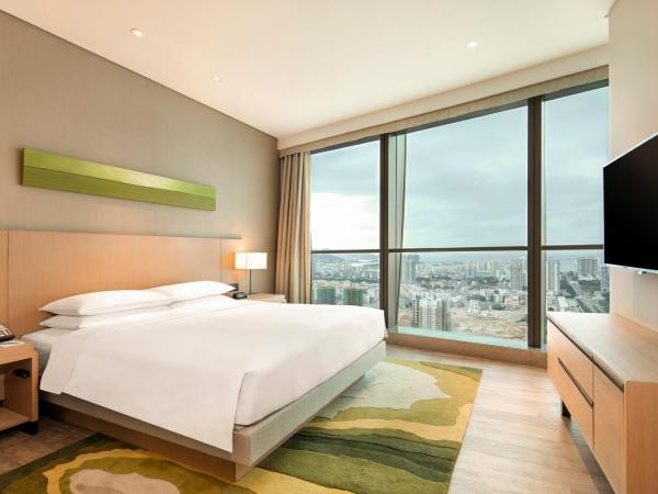Hyatt Place Sanya City Center : photo 1 de la chambre chambre lit king-size avec canapé-lit et vue sur la piscine 