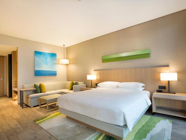 Hyatt Place Sanya City Center : photo 8 de la chambre chambre lit king-size avec canapé-lit et vue sur la piscine 