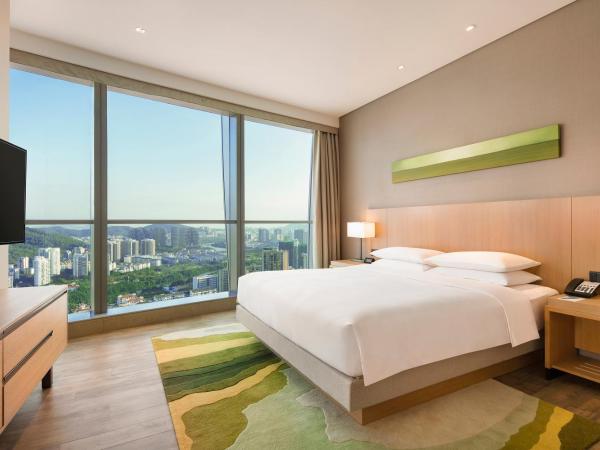 Hyatt Place Sanya City Center : photo 2 de la chambre chambre lit king-size avec canapé-lit et vue sur la piscine 