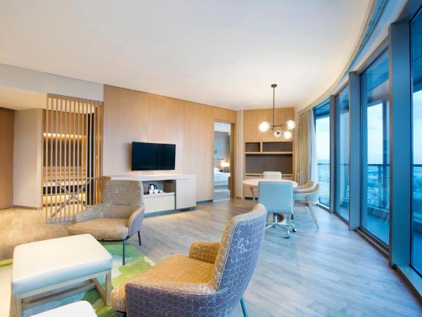 Hyatt Place Sanya City Center : photo 5 de la chambre suite lit king-size avec canapé-lit