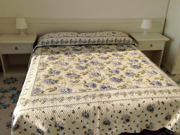 B&B Dipintodiblu' : photo 8 de la chambre chambre double ou lits jumeaux avec salle de bains privative externe