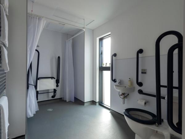 Apartrooms Aberdeen : photo 6 de la chambre appartement - rez-de-chaussée - salle d'eau avec douche à l'italienne accessible en fauteuils roulants
