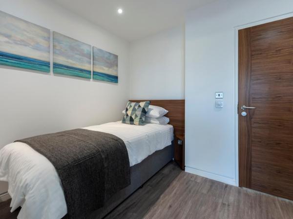 Apartrooms Aberdeen : photo 4 de la chambre appartement - rez-de-chaussée - salle d'eau avec douche à l'italienne accessible en fauteuils roulants