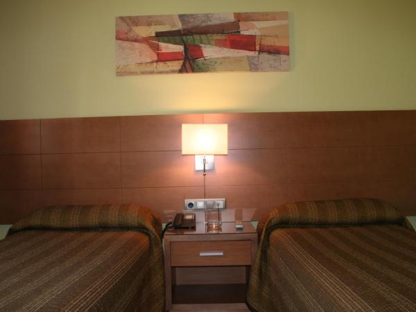 Hotel 4C Puerta Europa : photo 1 de la chambre chambre triple