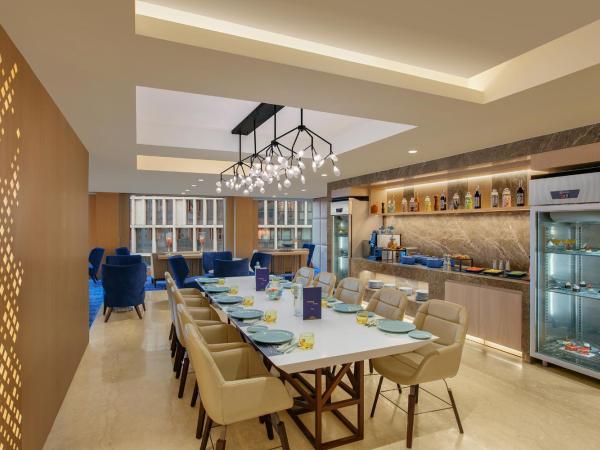 Novotel Ahmedabad : photo 7 de la chambre pet friendly studio suite with living-cum-bedroom, kitchenette and premier lounge access