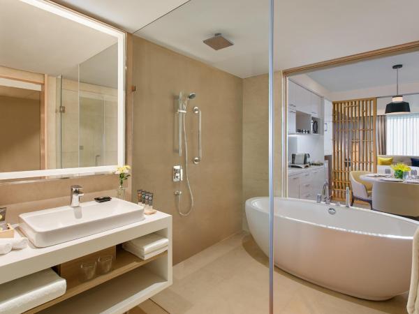 Novotel Ahmedabad : photo 9 de la chambre suite premier avec accès au salon