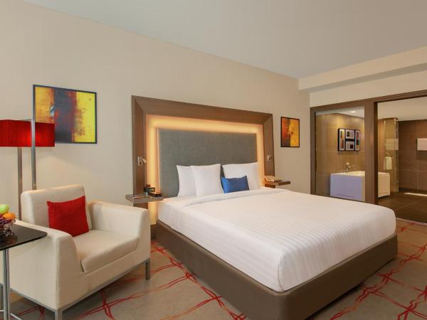 Novotel Ahmedabad : photo 5 de la chambre master suite with separate living rooms and bedroom, jacuzzi and premier lounge access
