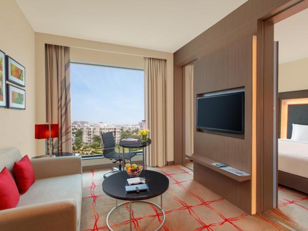 Novotel Ahmedabad : photo 5 de la chambre large junior suite with separate sitting area and premier lounge access