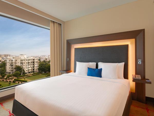 Novotel Ahmedabad : photo 4 de la chambre large junior suite with separate sitting area and premier lounge access