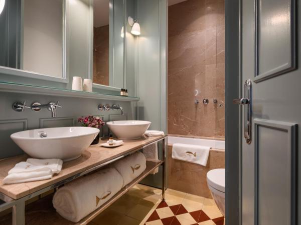 Bairro Alto Hotel : photo 4 de la chambre chambre double classique - vue latérale sur place