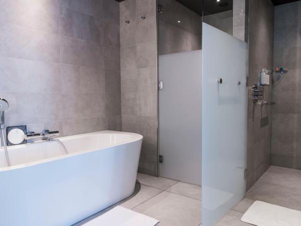 Molitor Hôtel & Spa Paris - MGallery Collection : photo 6 de la chambre grande suite lit queen-size avec coin salon et vue