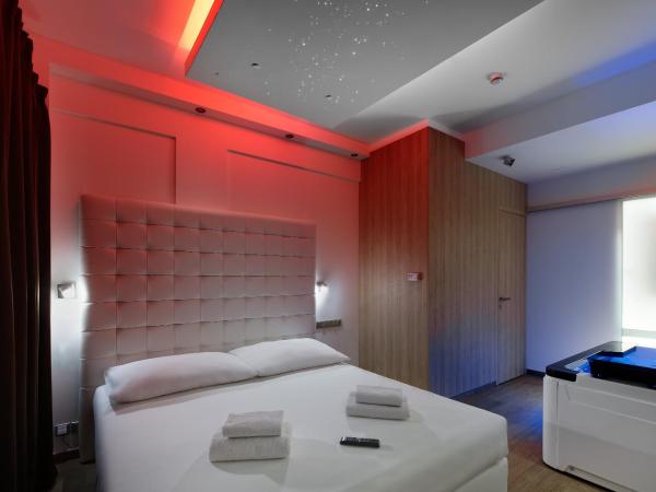 Hotel Aura Design & Garden Pool : photo 9 de la chambre chambre bien-Être avec jacuzzi privé