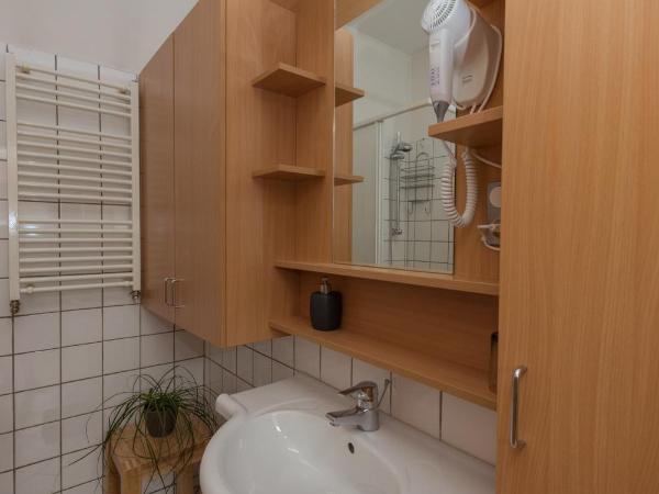 Metro Apartments Vienna : photo 1 de la chambre chambre familiale avec salle de bains privative