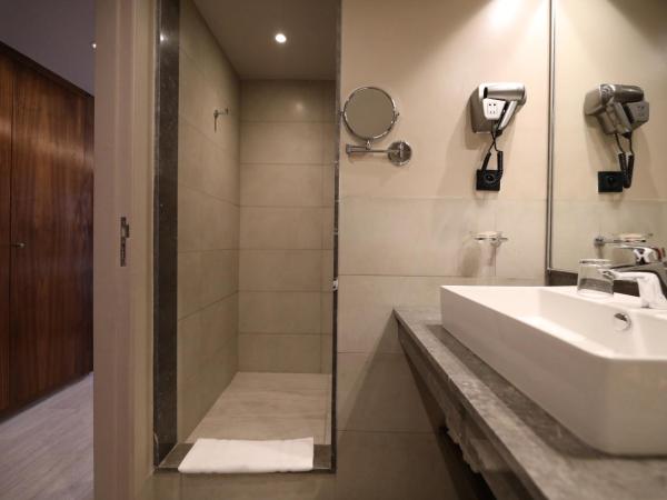 Kenzi Rose Garden : photo 6 de la chambre chambre double ou lits jumeaux supérieure - vue sur jardin