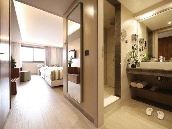 Kenzi Rose Garden : photo 2 de la chambre chambre double ou lits jumeaux supérieure - vue sur piscine