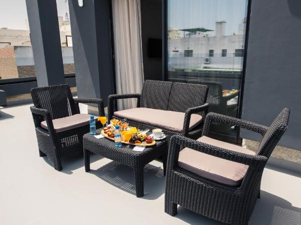 SBN Suite Hôtel : photo 1 de la chambre hébergement duplex premium - vue latérale sur mer