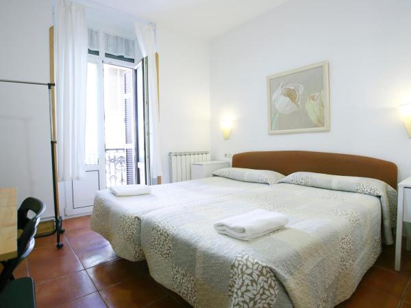 Pensión San Telmo / San Juan : photo 6 de la chambre chambre lits jumeaux avec lit d'appoint et salle de bains commune