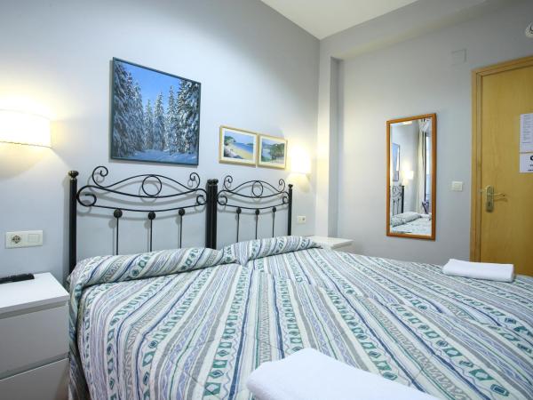 Pensión San Telmo / San Juan : photo 4 de la chambre chambre lits jumeaux avec lit d'appoint et salle de bains commune