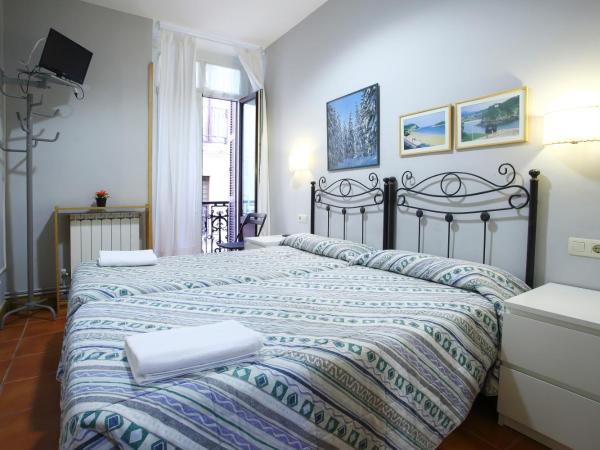 Pensión San Telmo / San Juan : photo 2 de la chambre chambre lits jumeaux avec lit d'appoint et salle de bains commune