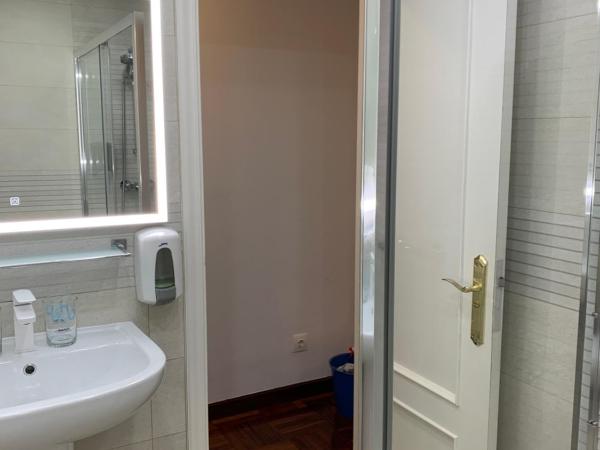 Hostal San Fernando : photo 5 de la chambre chambre triple avec salle de bains privative