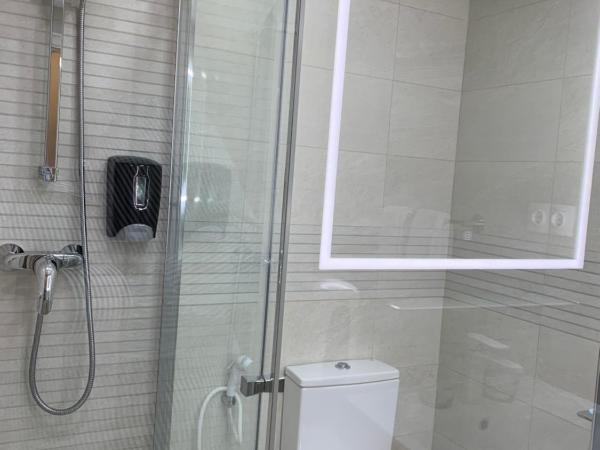 Hostal San Fernando : photo 7 de la chambre chambre triple avec salle de bains privative