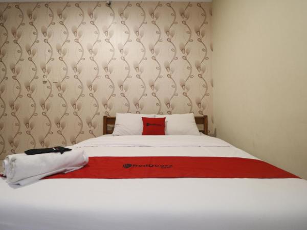RedDoorz Plus @ Jalan Parangtritis 2 : photo 1 de la chambre chambre deluxe