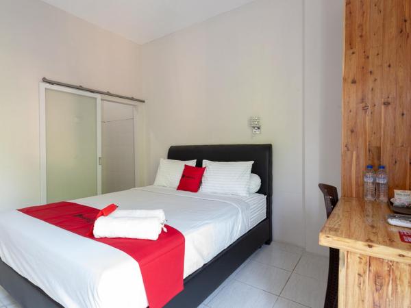 RedDoorz Plus Syariah @ Raya Nginden 2 : photo 5 de la chambre chambre double